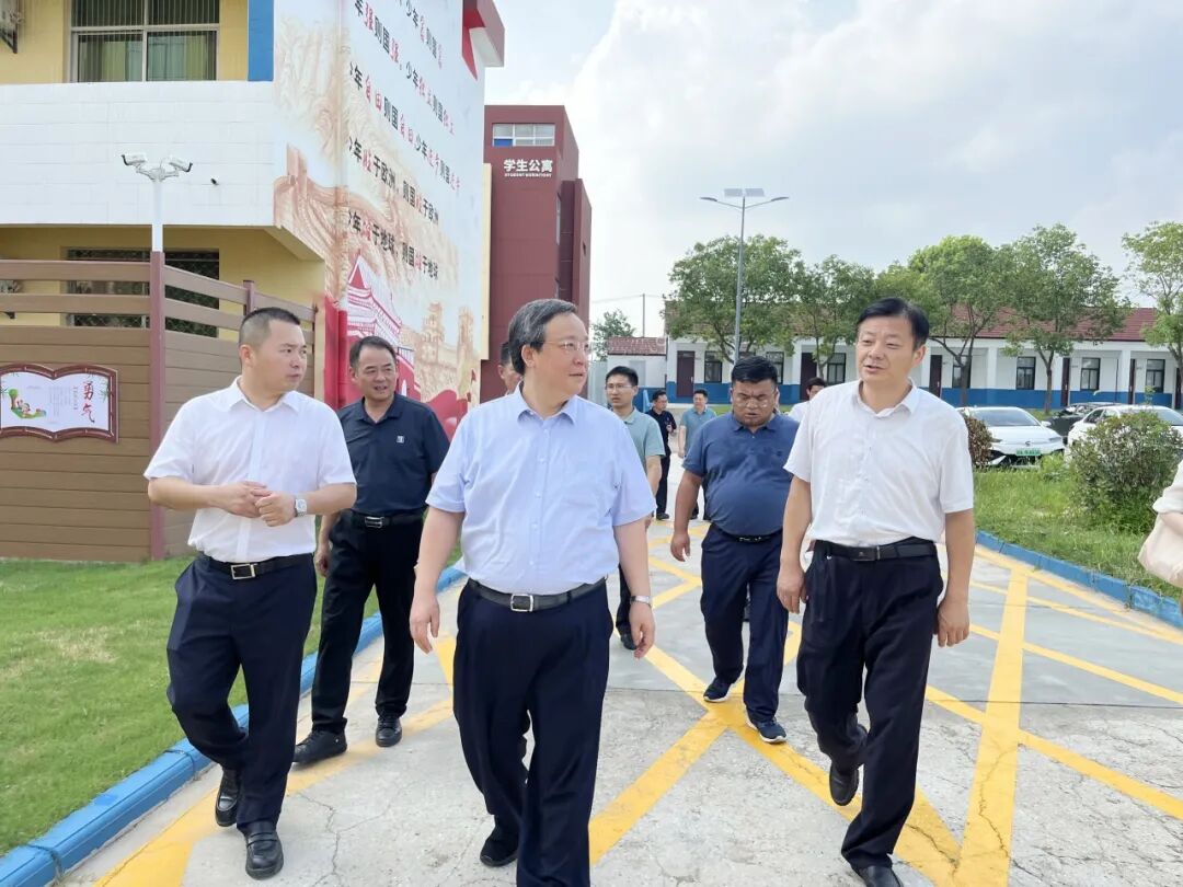 滁州市委常委、政法委书记龚健勇一行莅临树仁心理健康教育基地调研青少年心理服务中心建设工作